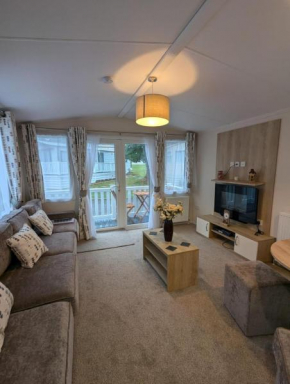 Modern and spacious holiday home at AWARD WINNING SHOREFIELD COUNTRY PARK ENTERTAINMENT PASSES INCLUDED DOG FRIENDLY!